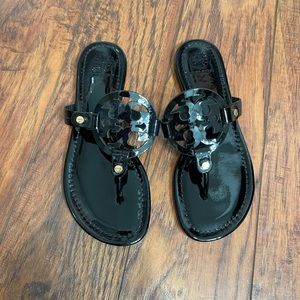 Women’s Tory Burch flip flops, size 6. Never worn